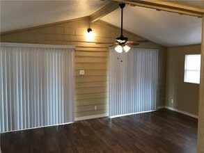 1000 Holiday Dr in Tool, TX - Building Photo - Building Photo