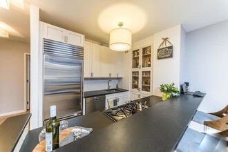 327 E 47th St in New York, NY - Building Photo - Building Photo
