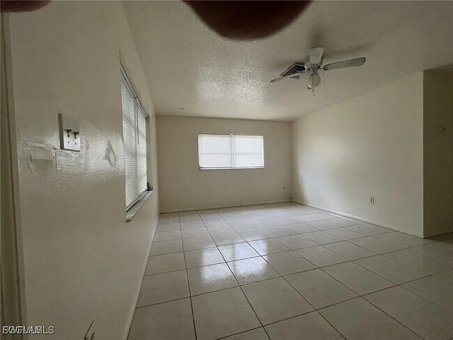 138 Brooks Rd in North Fort Myers, FL - Foto de edificio - Building Photo