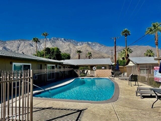 685 E Vista Chino, Unit 7 in Palm Springs, CA - Foto de edificio - Building Photo