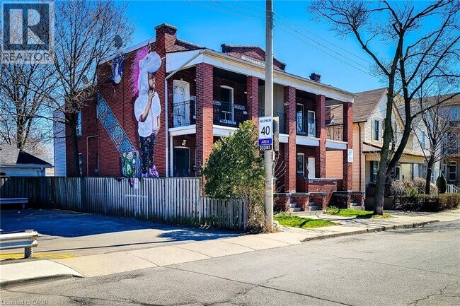 254 Emerald St N in Hamilton, ON - Building Photo - Building Photo