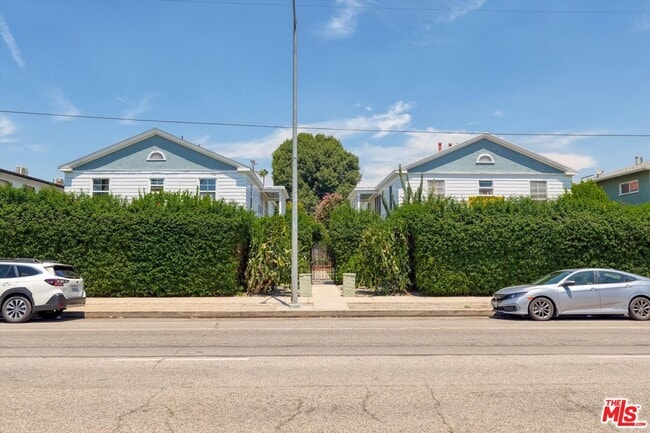 11683 Chandler Blvd in Los Angeles, CA - Building Photo - Building Photo