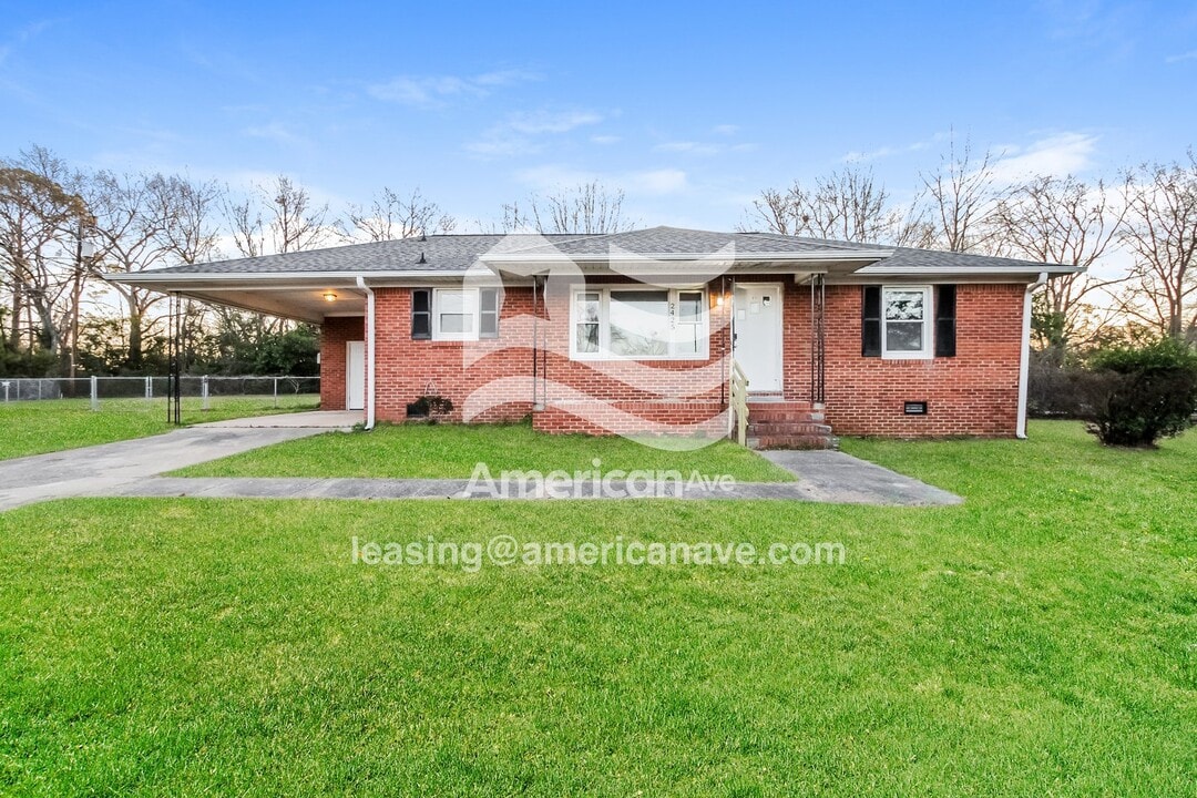 2425 Hunt Club Rd in Sumter, SC - Building Photo