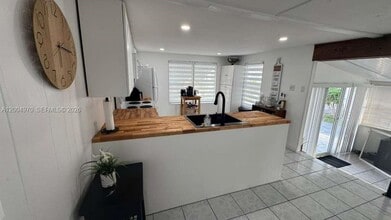 219 W Lake Dr in Hallandale Beach, FL - Building Photo - Building Photo