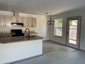 1482 Estate Pl in Fircrest, WA - Building Photo - Building Photo