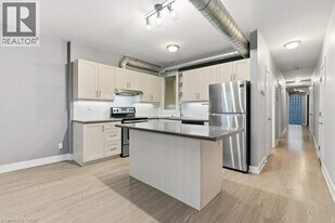 1012 King St E in Hamilton, ON - Building Photo