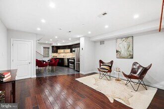 444 Poplar St in Philadelphia, PA - Building Photo - Building Photo