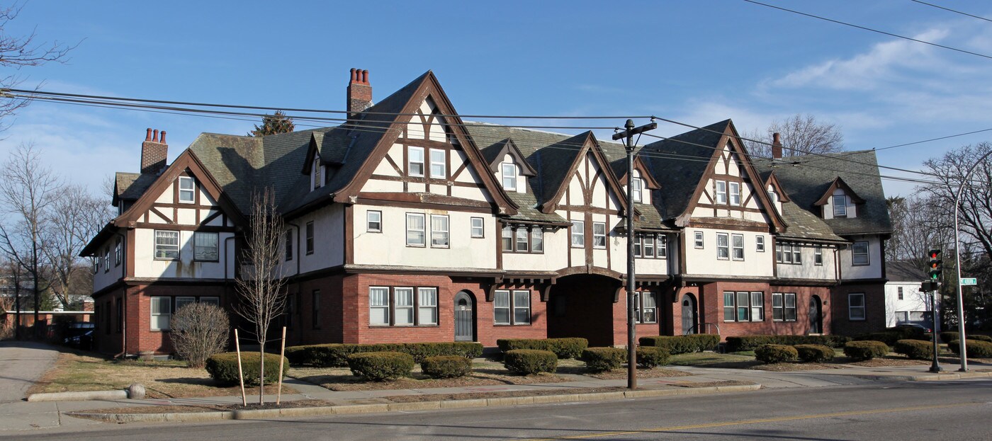98 Mount Auburn in Watertown, MA - Building Photo