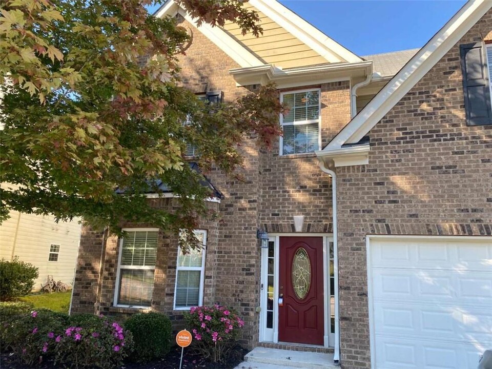 6913 Grand Hickory Dr in Braselton, GA - Foto de edificio