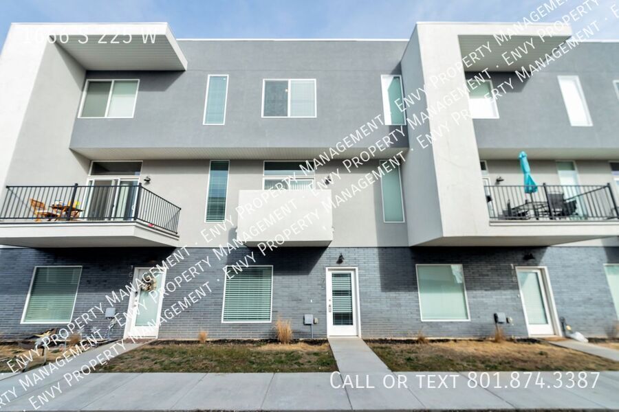 1666 S 225 W in Clearfield, UT - Foto de edificio