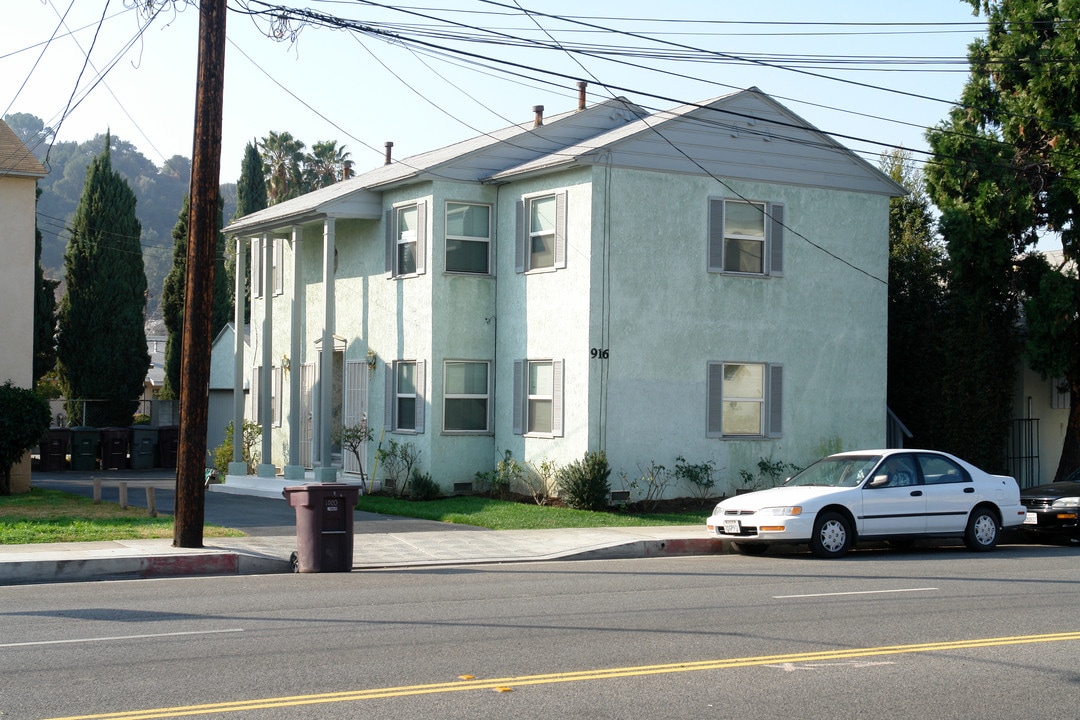 916 E Chevy Chase Dr in Glendale, CA - Building Photo