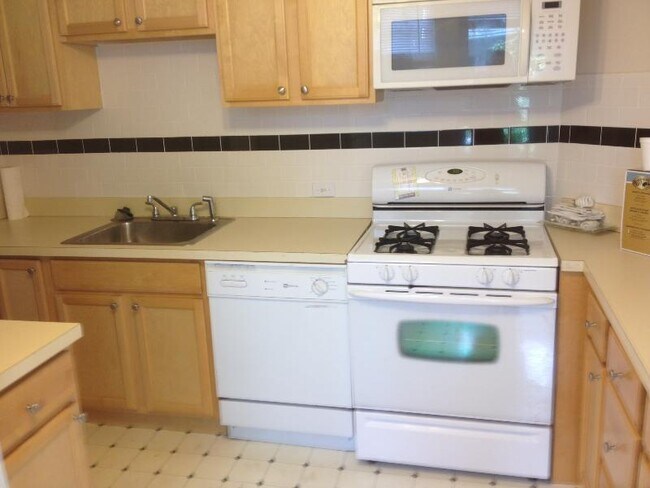 62 Bedford St, Unit 1 in Waltham, MA - Building Photo - Building Photo