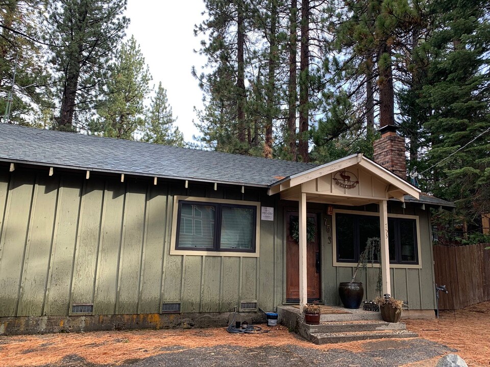 753 Gardner St in South Lake Tahoe, CA - Foto de edificio