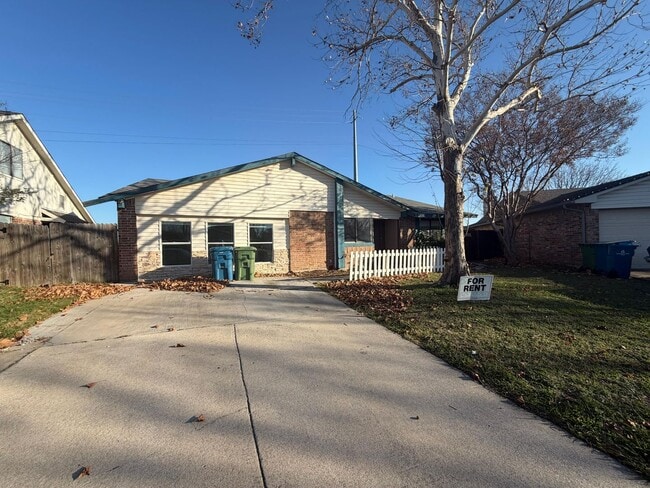 2320 Montclair Cir in Carrollton, TX - Building Photo - Building Photo