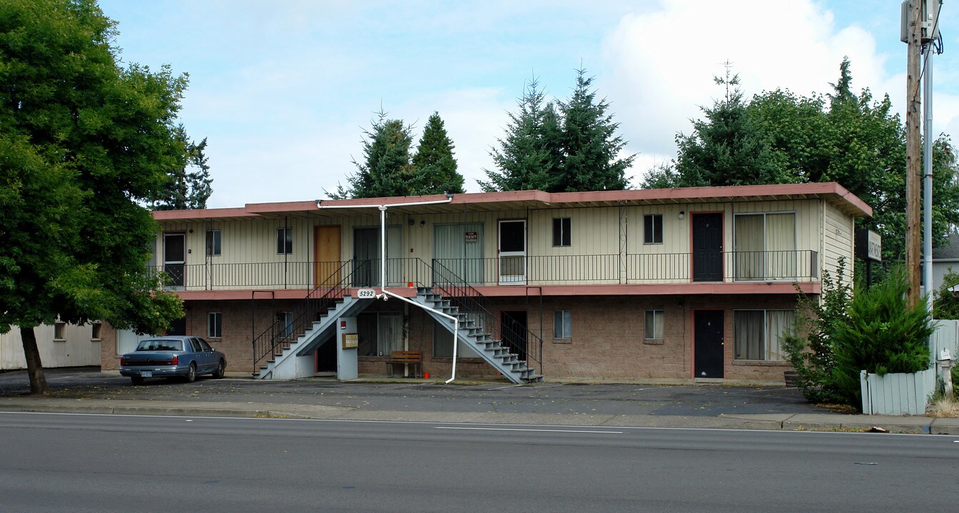 The Crestview Apartments in Springfield, OR - Building Photo
