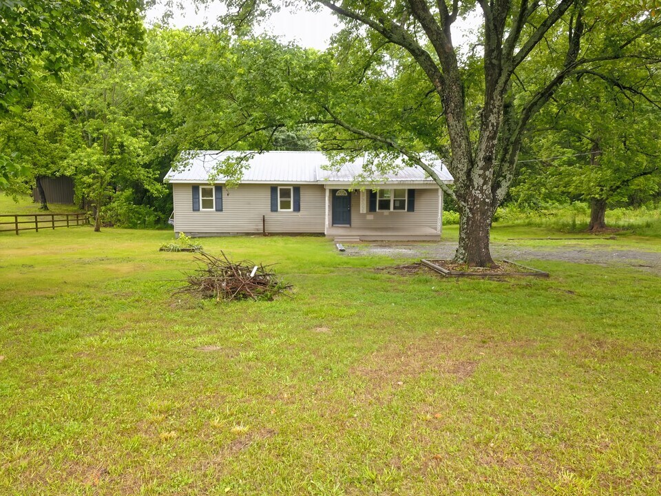 577 Co Rd 1805 in Holly Pond, AL - Building Photo