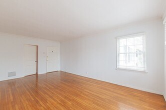 1056 Carmona Ave in Los Angeles, CA - Building Photo - Building Photo
