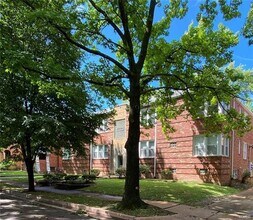 7333 Amherst Ave, Unit 1 East in University City, MO - Foto de edificio - Building Photo