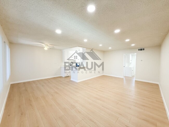 6041 Whitsett Ave, Unit 204