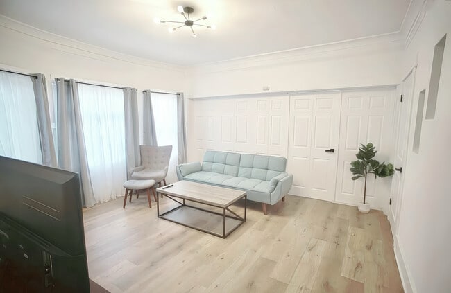 3109 Raymond Ave, Unit apt 3109 in Los Angeles, CA - Foto de edificio - Building Photo