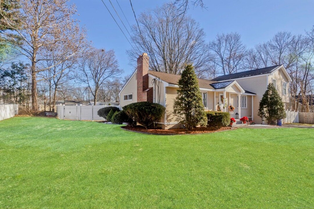 304 Orchard Ave in Newington, CT - Building Photo