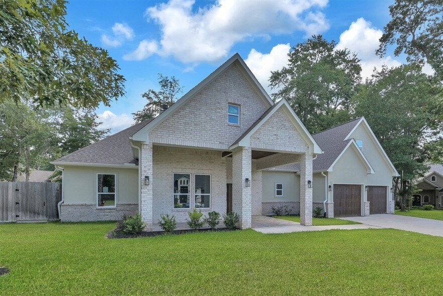 7 Pilot Point, Unit 707 in Conroe, TX - Building Photo