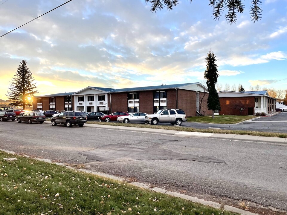 Crossroads II in Shelby, MT - Building Photo