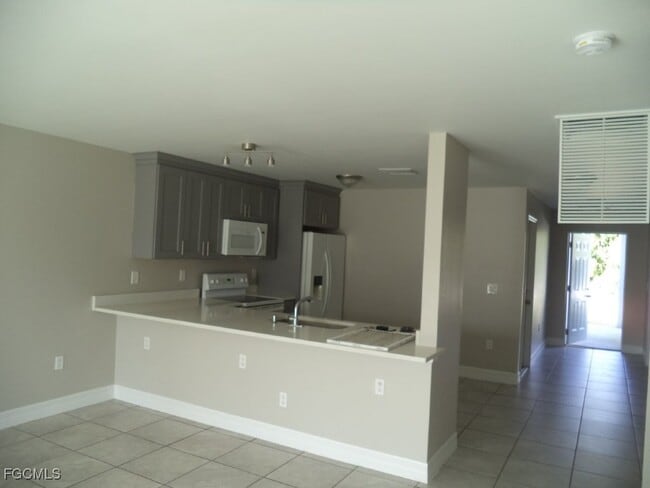 6062 Laurelwood Dr in Ft. Myers, FL - Building Photo - Building Photo