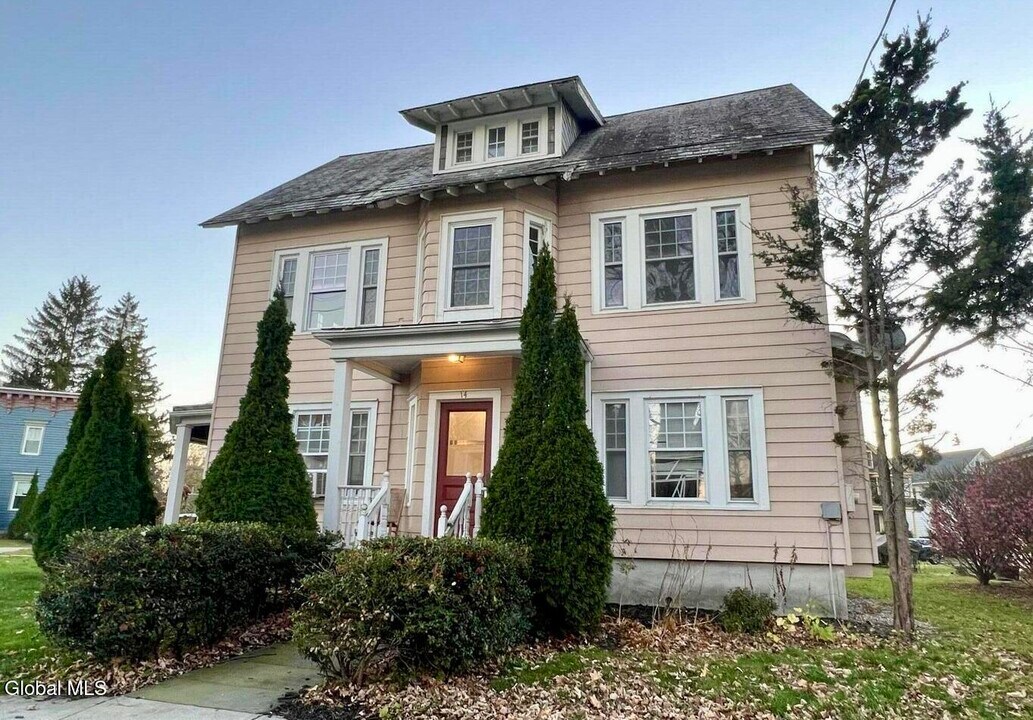 14 Woodlawn Ave in Albany, NY - Building Photo