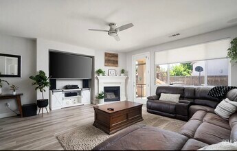 5401 Vista del Mar Ave in Bakersfield, CA - Foto de edificio - Building Photo