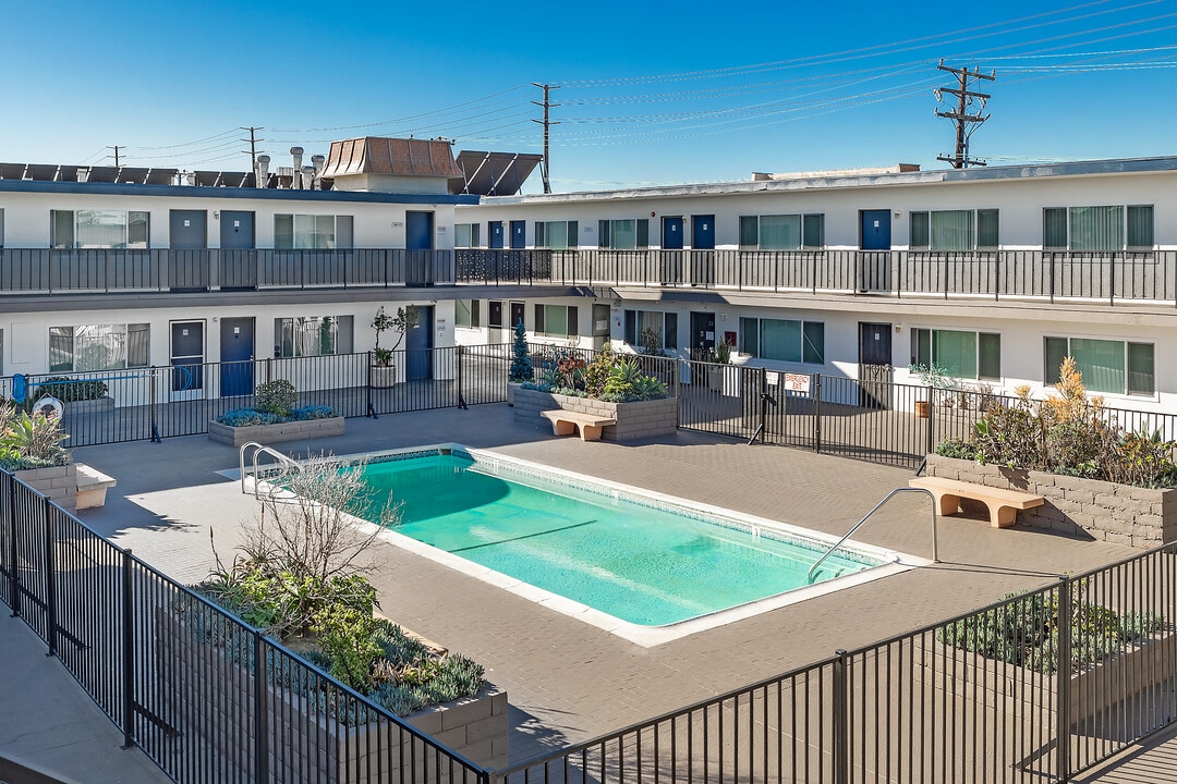 REGAL MANOR in Hawthorne, CA - Building Photo