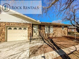 506 W 36th Ave in Hutchinson, KS - Building Photo