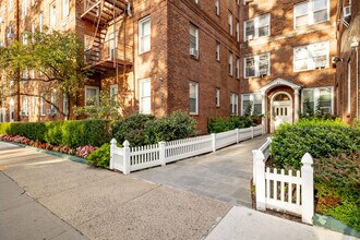 The Curtis Residence in Kew Gardens, NY - Foto de edificio - Building Photo