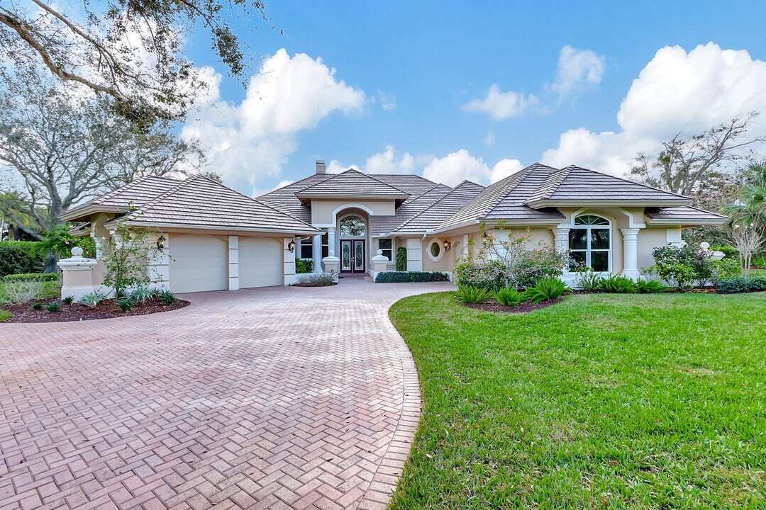 5906 SE Congressional Pl in Stuart, FL - Building Photo