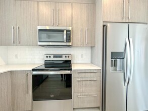 190 Creekstone Dr SW in Calgary, AB - Building Photo - Building Photo