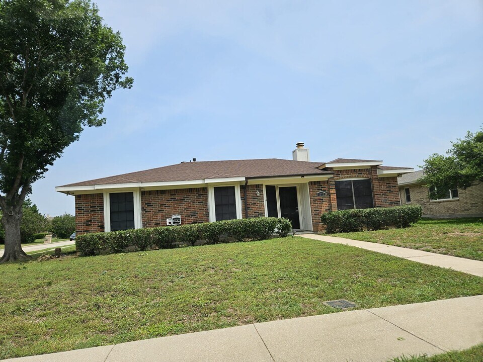 1773 Glencairn Ln in Lewisville, TX - Foto de edificio