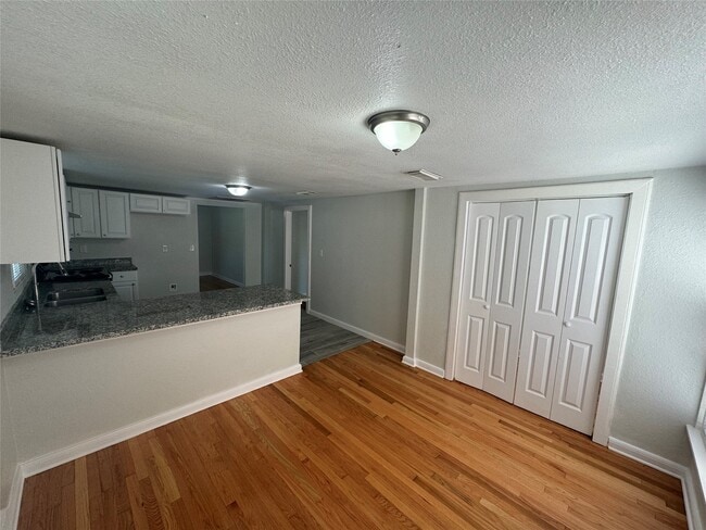 512 Rice St in Angleton, TX - Building Photo - Building Photo