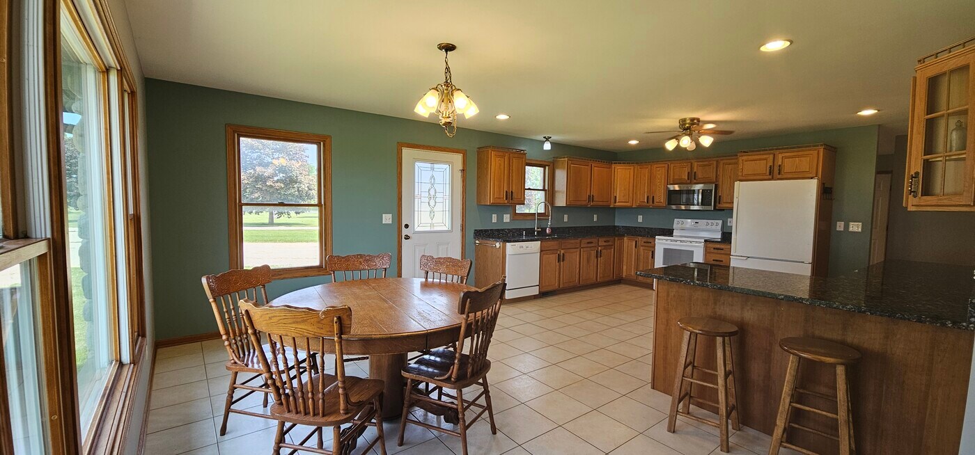 7321 Bowers Rd in Elkhorn, WI - Building Photo