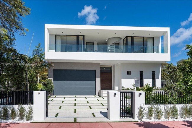 1045 W 47th Ct in Miami Beach, FL - Building Photo - Building Photo