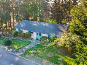 242 Hemlock St in Seaside, OR - Building Photo - Building Photo