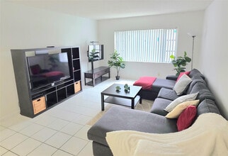 2230 NE 56th Pl in Fort Lauderdale, FL - Building Photo - Building Photo