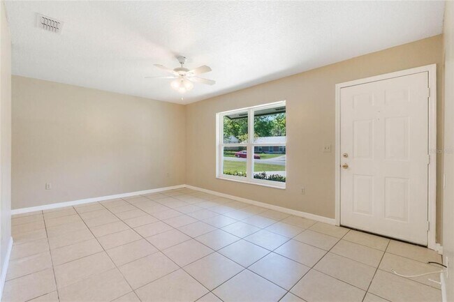 913 Jacaranda Dr in Lady Lake, FL - Building Photo - Building Photo