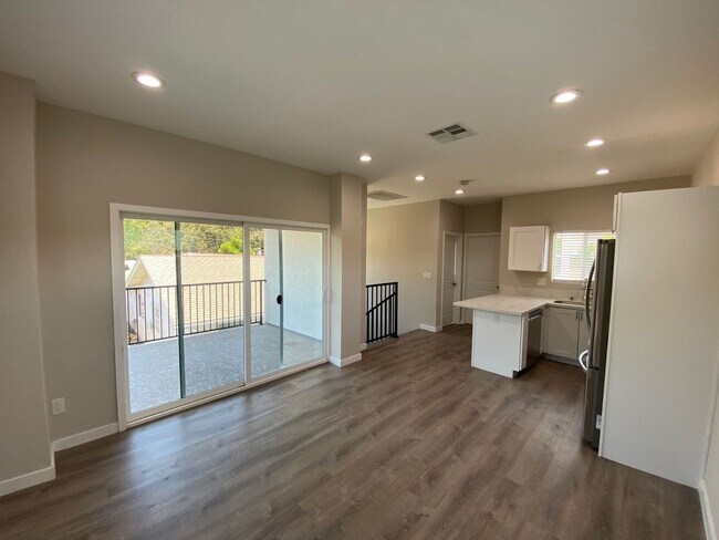 5228 Joan Ct in San Diego, CA - Foto de edificio - Building Photo