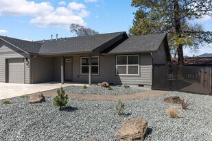 31 Erickson Ave in Shady Cove, OR - Building Photo