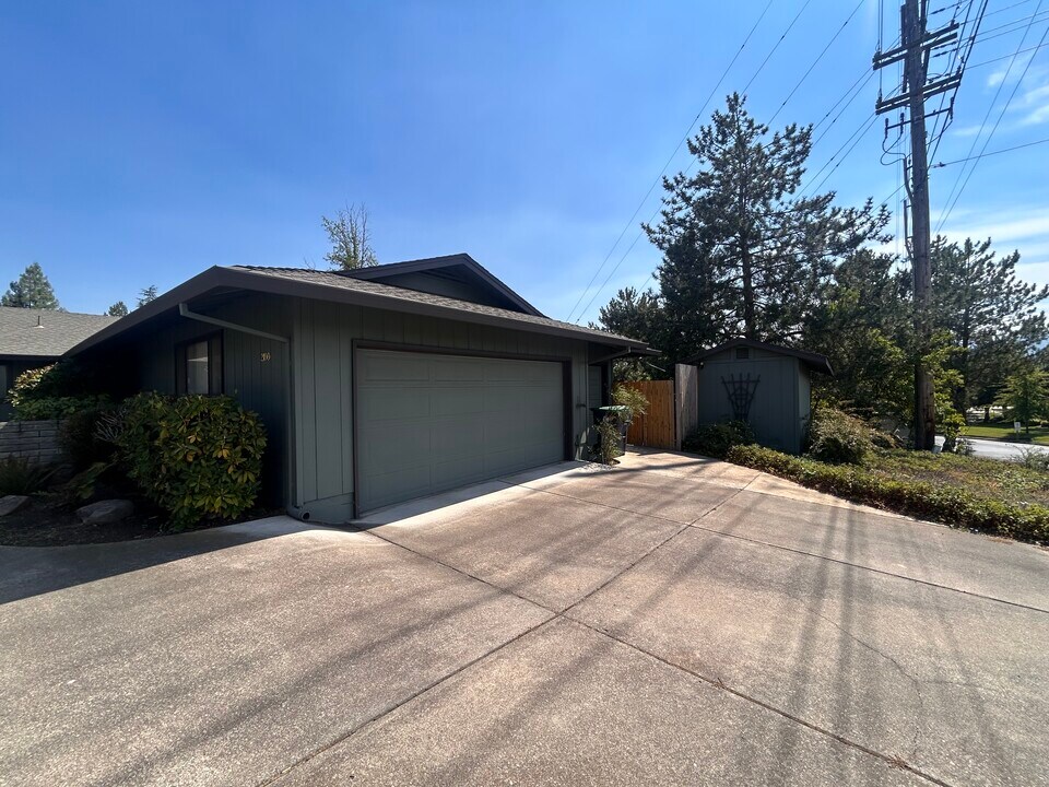 2100 Hobert St in Medford, OR - Building Photo