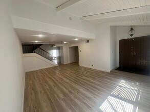 8470 Winnetka Ave in Winnetka, CA - Building Photo - Building Photo