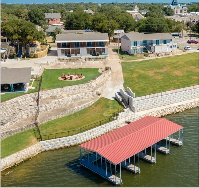 105 W Doyle St in Granbury, TX - Foto de edificio - Building Photo