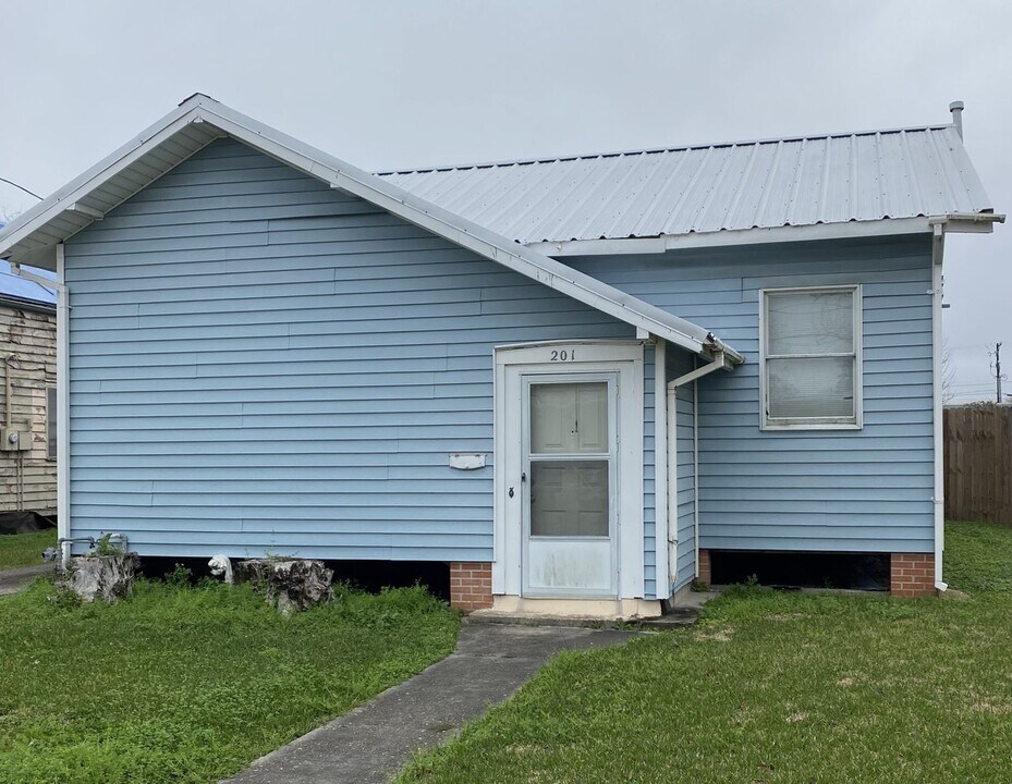 201 Naquin St in Houma, LA - Building Photo