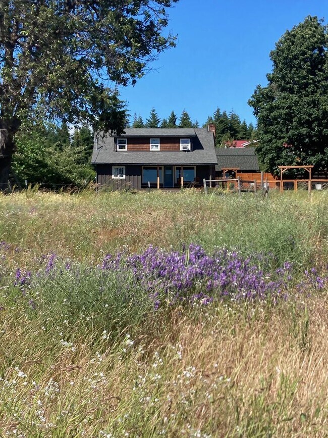 9 Spencer Hill Rd in White Salmon, WA - Building Photo - Building Photo