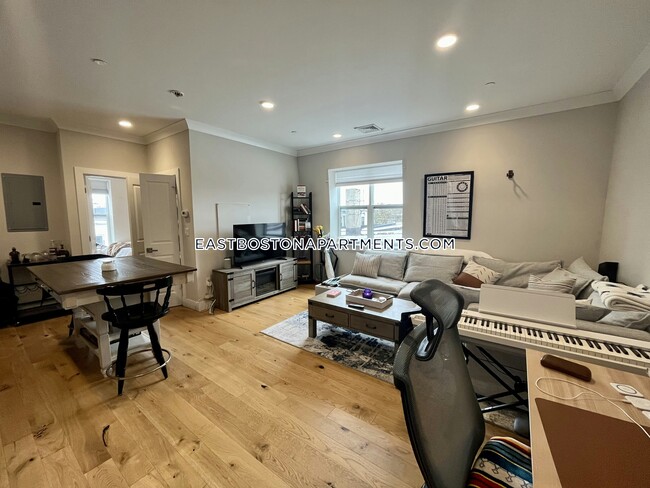 31 Orleans St, Unit 3 in Boston, MA - Building Photo - Building Photo